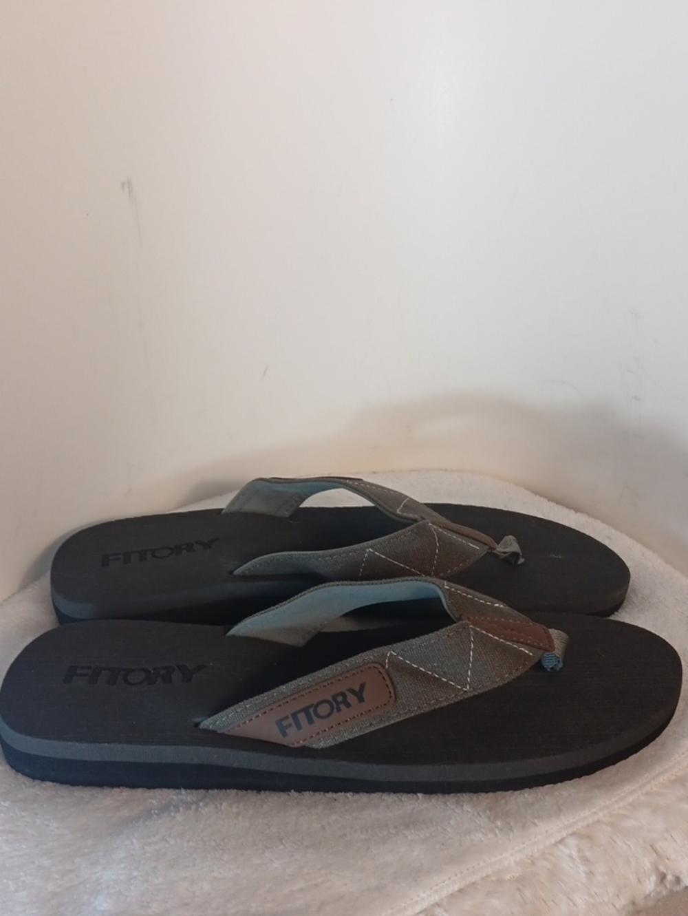 Fitory Men’s Black and Brown Comfort Flip Flops